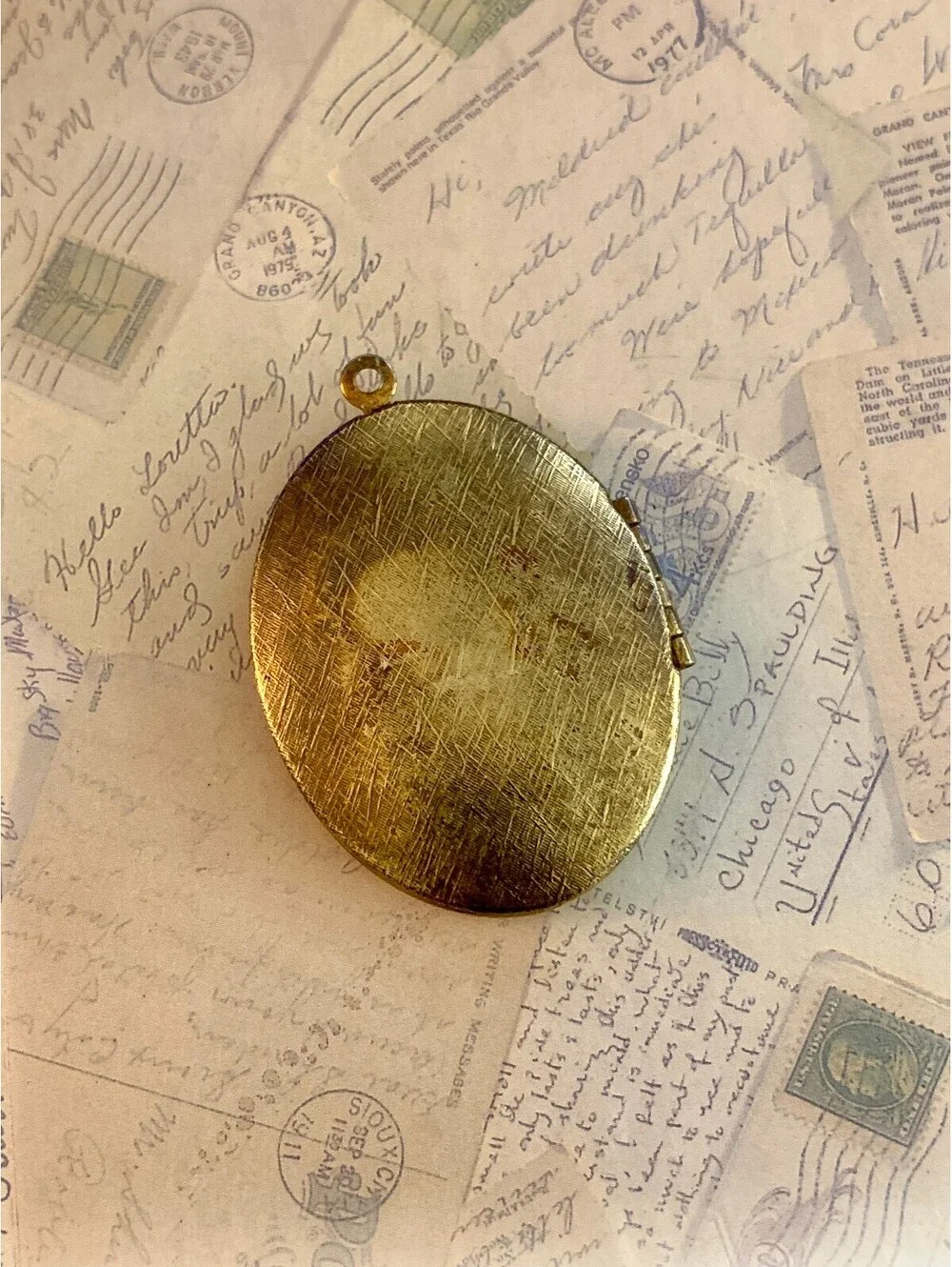 Vintage Elegant Gold-Tone Oval Locket Pendant with Floral Design
